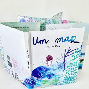 Os autores de "Um mar" convidam ao mergulho neste livro poético e nas suas belas ilustrações, através dos sentidos do leitor.