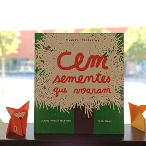 "Cem sementes que voaram" é um livro que traz a floresta para o centro das atenções, celebrando a resistência das sementes e a inteligência das árvores e da natureza.
