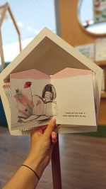 Com ilustrações delicadas e um texto poético, "Em casa" é um livro da dupla de ilustradores Nic e Inês que envolve o leitor, levando-o a sentir as várias formas de ver e sentir o Lar.
