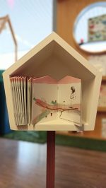Com ilustrações delicadas e um texto poético, "Em casa" é um livro da dupla de ilustradores Nic e Inês que envolve o leitor, levando-o a sentir as várias formas de ver e sentir o Lar.