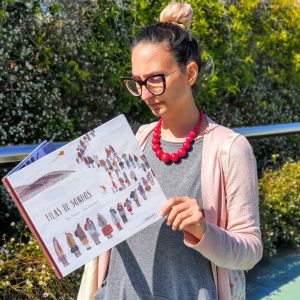 “Filas de sonhos” é um álbum ilustrado e é um conto sobre a crise dos refugiados através dos olhos de um menino fechado num campo de acolhimento.