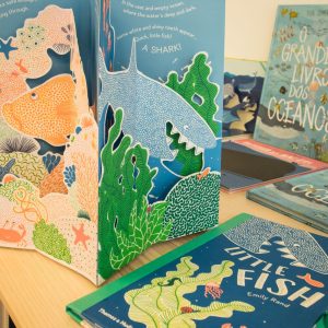 “Little fish” é um livro carrossel com elementos pop-up. A história é sobre um pequeno peixe que tenta encontrar o caminho de volta para casa.