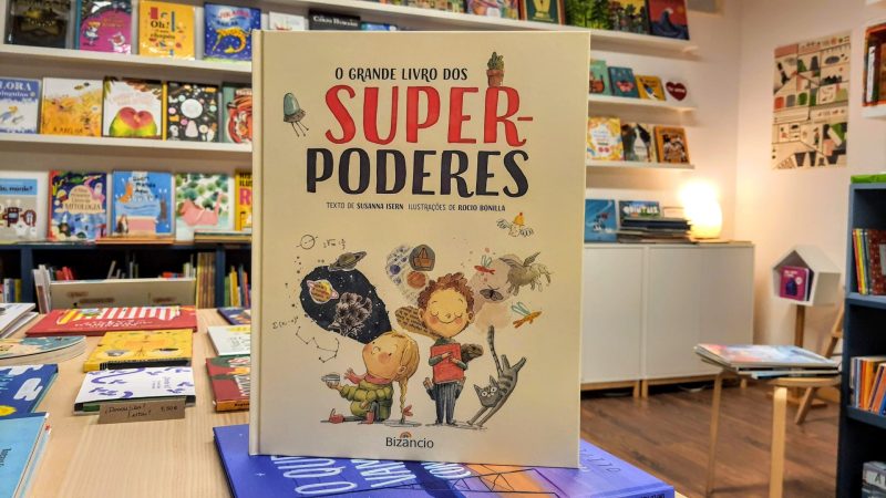 "O Grande Livro dos Super-poderes" conta muitas histórias, cada uma apresentando um protagonista com um super-poder diferente que nos faz pensar em nós próprios, na nossa identidade, nas nossas virtudes e capacidades.