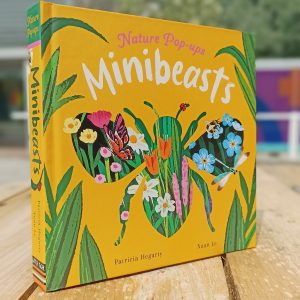 “Minibeast - Nature os Pop-Ups” é um Pop-Up informativo da autoria de Patricia Hegarty e com ilustrações deslumbrantes da artista Xuan Le. É um livro que faz a introdução perfeita dos pequenos insetos que vagueiam no nosso jardim, como joaninhas, borboletas e até libelinhas.