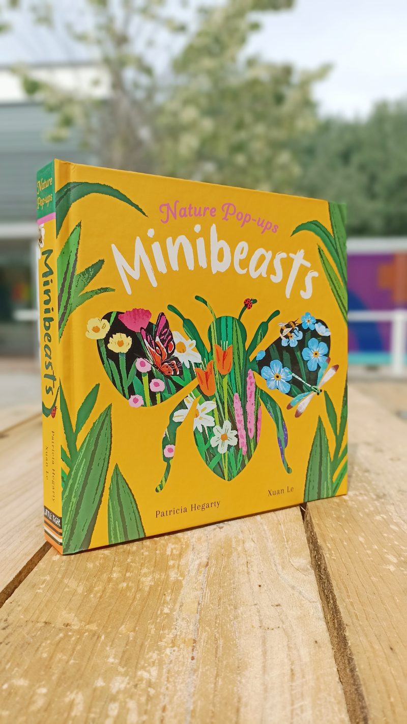 “Minibeast - Nature os Pop-Ups” é um Pop-Up informativo da autoria de Patricia Hegarty e com ilustrações deslumbrantes da artista Xuan Le. É um livro que faz a introdução perfeita dos pequenos insetos que vagueiam no nosso jardim, como joaninhas, borboletas e até libelinhas.