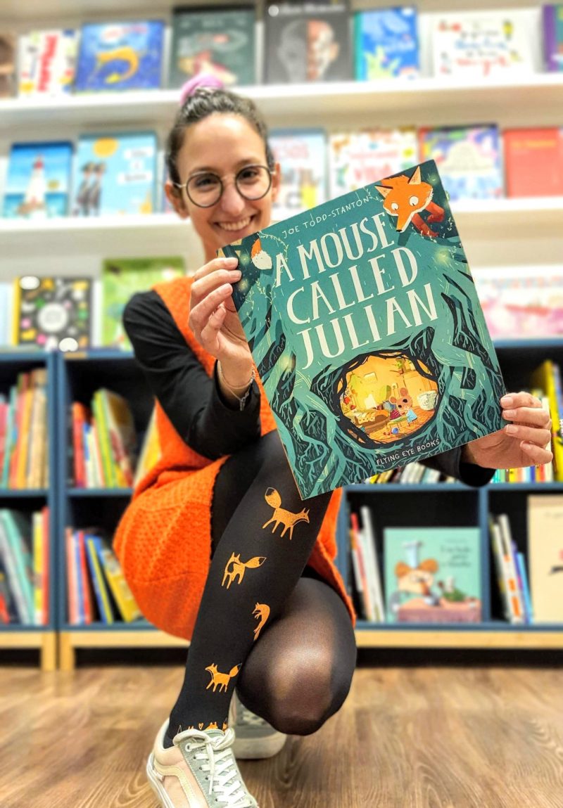 Do autor inglês, Joe Todd-Stanton, o livro detalhadamente ilustrado "A mouse called Julian", explora a importância das alianças e mostra que por vezes os inimigos podem tornar-se amigos.