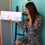 No livro silencioso "Onda", a artista Suzy Lee conta a história de uma menina que vai passar o dia à praia.