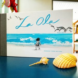 No livro silencioso "Onda", a artista Suzy Lee conta a história de uma menina que vai passar o dia à praia.