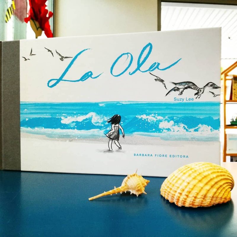 No livro silencioso "Onda", a artista Suzy Lee conta a história de uma menina que vai passar o dia à praia.