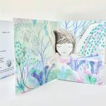 Os autores de "Um mar" convidam ao mergulho neste livro poético e nas suas belas ilustrações, através dos sentidos do leitor.
