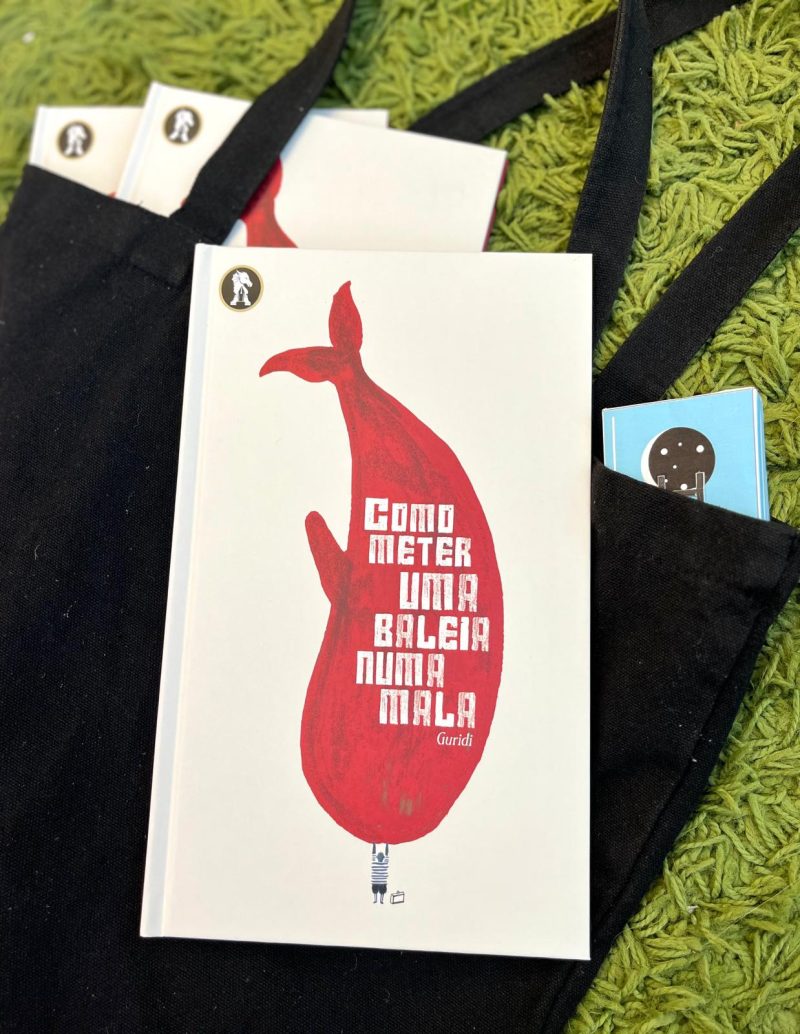 “Como meter uma baleia numa mala” é um álbum ilustrado do autor Raul Nieto Guridi. Um livro que torna palpável aquilo que nos é intangível de guardar: as memórias.