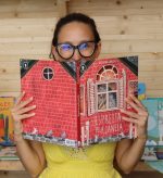 “Espreita pela janela” é um livro fantástico da autora russa Katerina Gorelik, com janelas recortadas na capa e no interior do livro, que nos incentiva a virar cada página pela curiosidade sobre a surpresa a descobrir e o mistério a desvendar do outro lado.
