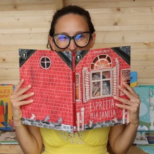 “Espreita pela janela” é um livro fantástico da autora russa Katerina Gorelik, com janelas recortadas na capa e no interior do livro, que nos incentiva a virar cada página pela curiosidade sobre a surpresa a descobrir e o mistério a desvendar do outro lado.