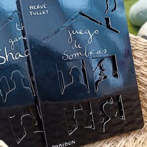 O livro “Juego de sombras” é um livro-objeto! Prepara a tua lanterna para descobrires os segredos escondidos nas sombras!