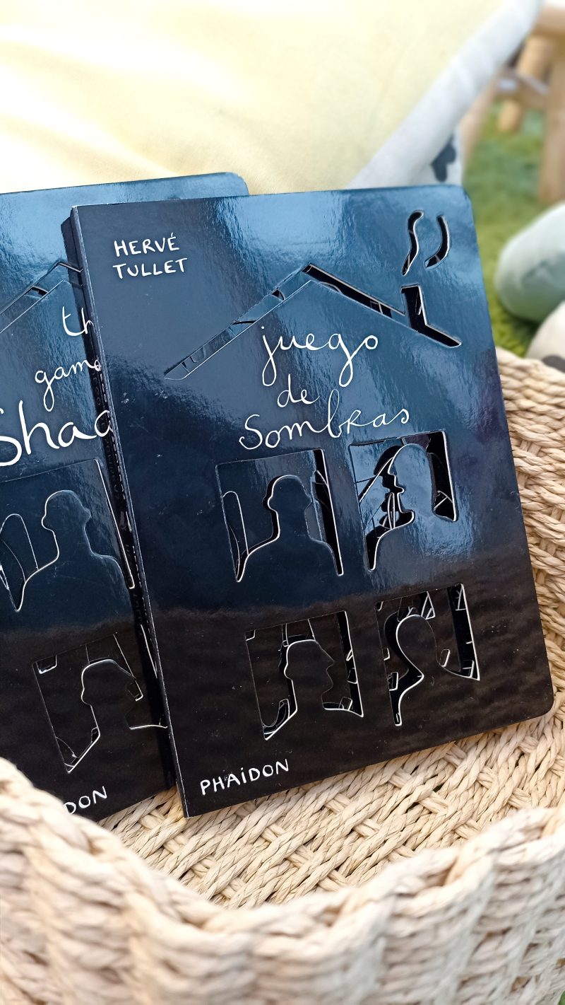 O livro “Juego de sombras” é um livro-objeto! Prepara a tua lanterna para descobrires os segredos escondidos nas sombras!