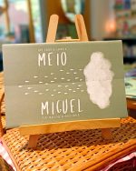 “Meio Miguel” é um livro sem texto, feito para os mais curiosos. Só depois de “rasgar” a capa é que conseguimos perceber porque é que o Miguel está dividido.
