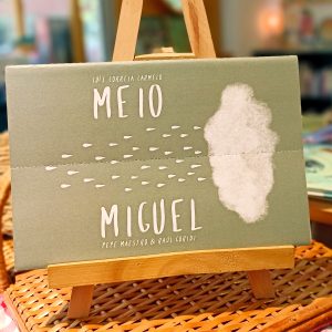 “Meio Miguel” é um livro sem texto, feito para os mais curiosos. Só depois de “rasgar” a capa é que conseguimos perceber porque é que o Miguel está dividido.