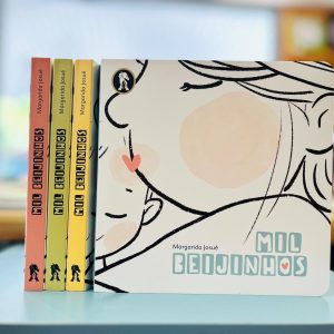 Mil Beijinhos é um livro ilutrado, terno e delicado que celebra o amor incondicional entre quem cuida e quem é cuidado.