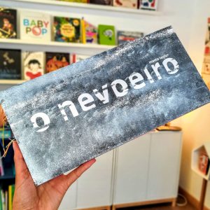 "O nevoeiro" é um livro de autor que nos envolve no seu enredo misterioso e nas suas ilustrações originais sobre papel vegetal.