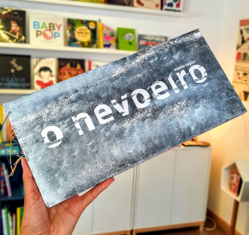 "O nevoeiro" é um livro de autor que nos envolve no seu enredo misterioso e nas suas ilustrações originais sobre papel vegetal.
