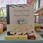 O livro “O Grande Panda e o Pequeno Dragão'' narra a viagem de dois amigos com tendência para se perderem.