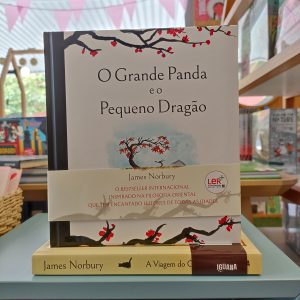 O livro “O Grande Panda e o Pequeno Dragão'' narra a viagem de dois amigos com tendência para se perderem.