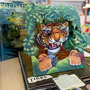O livro informativo Pop-UP “Predadores” é ideal para os apreciadores de animais e factos interessantes, com mecanismos de Lúcio Santoro e Meera Santoro.