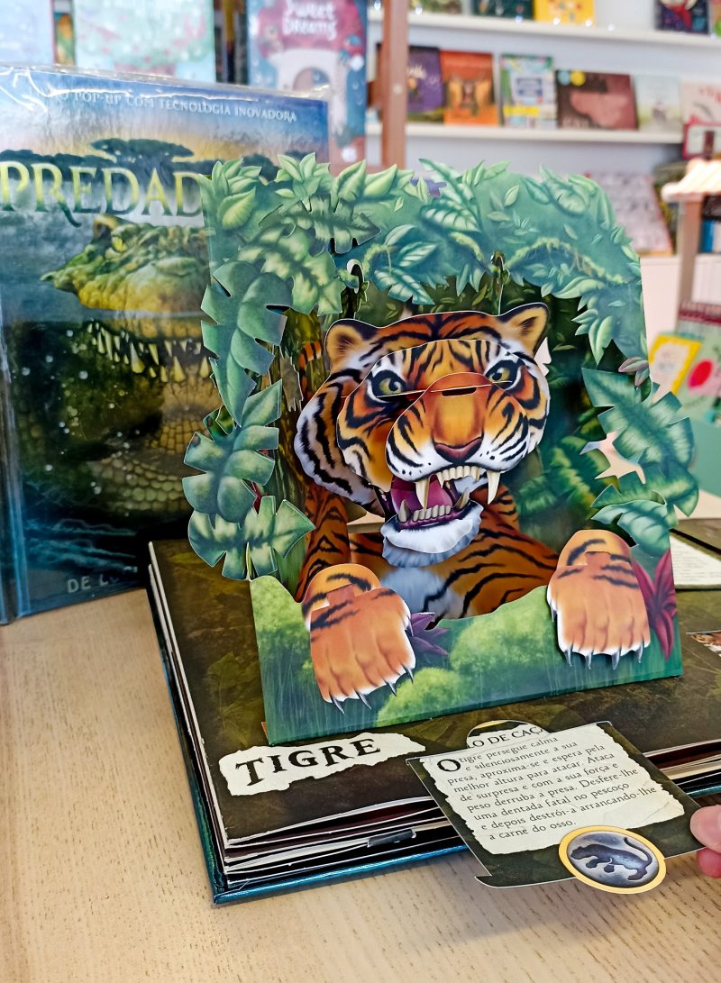 O livro informativo Pop-UP “Predadores” é ideal para os apreciadores de animais e factos interessantes, com mecanismos de Lúcio Santoro e Meera Santoro.