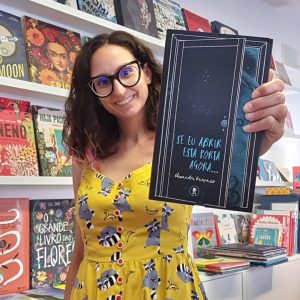 O livro ilustrado "Se eu abrir esta porta agora…" faz o leitor assumir o protagonismo da história ao colocar-se no lugar do personagem, que abre sucessivas vezes a porta do guarda-roupa num quarto escuro, sendo a cada momento conduzido a uma surpresa diferente.
