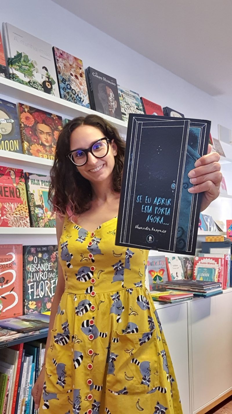 O livro ilustrado "Se eu abrir esta porta agora…" faz o leitor assumir o protagonismo da história ao colocar-se no lugar do personagem, que abre sucessivas vezes a porta do guarda-roupa num quarto escuro, sendo a cada momento conduzido a uma surpresa diferente.