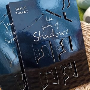 O livro “The game of shadows” é um livro-objeto! Prepara a tua lanterna para descobrires os segredos escondidos nas sombras!