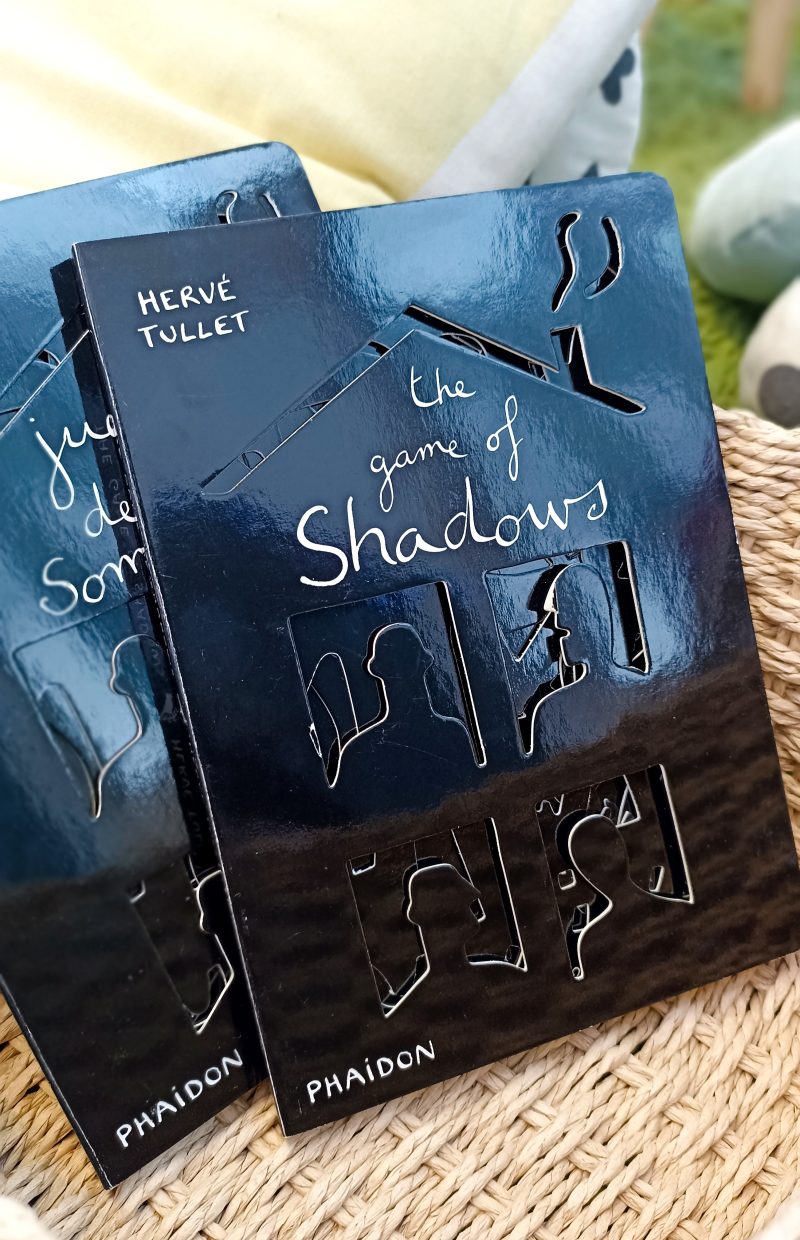 O livro “The game of shadows” é um livro-objeto! Prepara a tua lanterna para descobrires os segredos escondidos nas sombras!