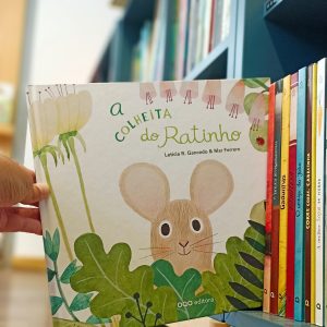 O livro "A colheita do Ratinho" é um álbum com ilustrações de Mar Ferrero, nas quais podemos observar as mudanças de estação e a sua influência nos seres vivos.