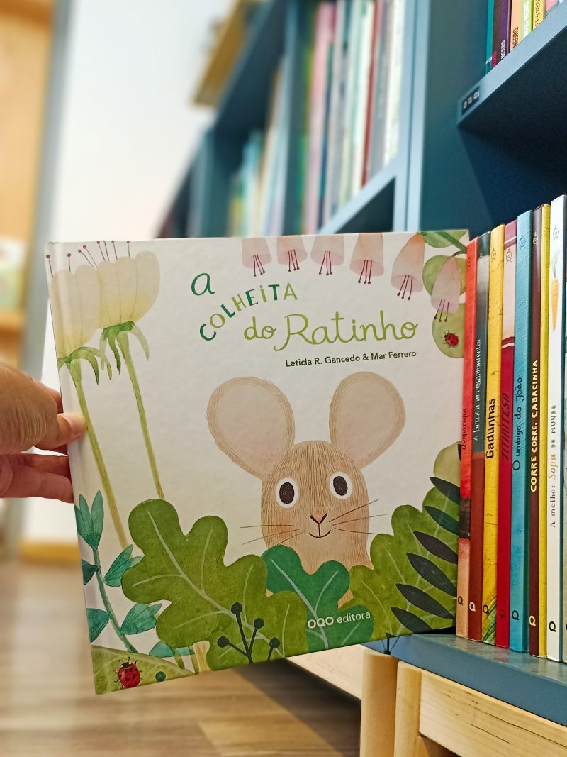 O livro "A colheita do Ratinho" é um álbum com ilustrações de Mar Ferrero, nas quais podemos observar as mudanças de estação e a sua influência nos seres vivos.