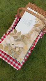 O livro "A colheita do Ratinho" é um álbum com ilustrações de Mar Ferrero, nas quais podemos observar as mudanças de estação e a sua influência nos seres vivos. Um elogio à Natureza, aos ciclos da vida e à harmonia dos habitantes da terra.