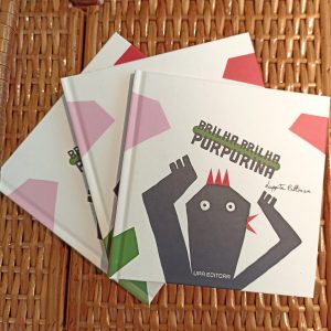 "Brilha brilha purpurina" é um livro onde só foram necessários uma galinha, duas sardinhas, três tangerinas e uma cebola