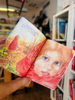 O livro “bruxa bruxa vem à minha festa” é um convite para entrar numa história cheia de personagens bizarros