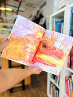 O livro “bruxa bruxa vem à minha festa” é um convite para entrar numa história cheia de personagens bizarros
