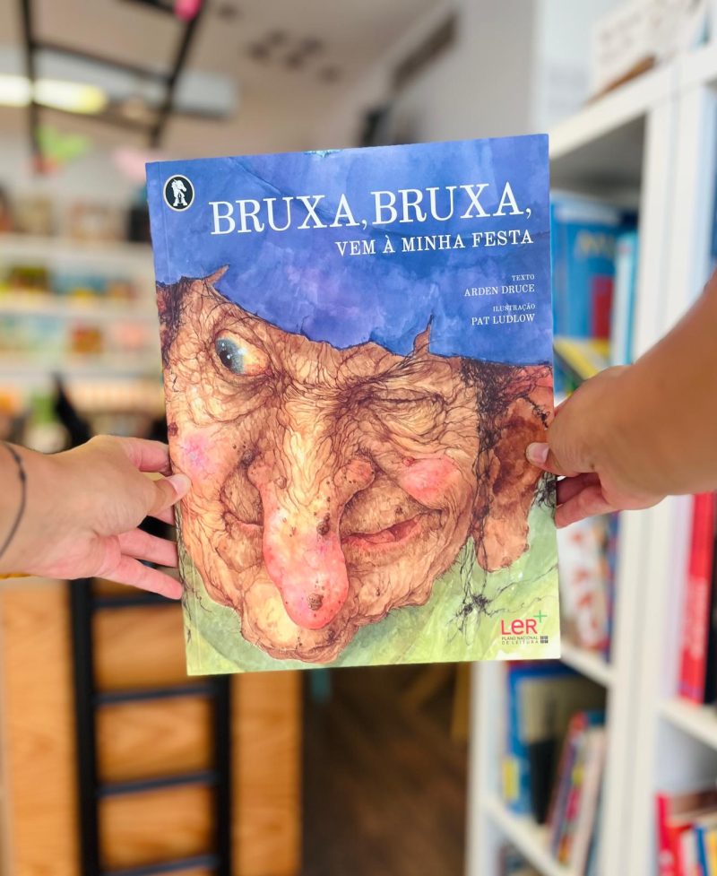 O livro “bruxa bruxa vem à minha festa” é um convite para entrar numa história cheia de personagens bizarros