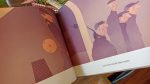 "Caras" é pois um divertido livro ilustrado com uma mensagem positiva sobre o alcançar da autonomia pessoal.