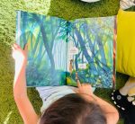 O livro “Como nascem as árvores”, fala sobre o ciclo da vida, que crescemos e deixamos raízes, como as árvores.