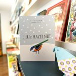 Este livro "Little Hazelnut" conta a incrível história de um esquilo que deixa cair uma preciosa avelã e com a queda de neve ela fica enterrada.