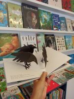 Este livro "Little Hazelnut" conta a incrível história de um esquilo que deixa cair uma preciosa avelã e com a queda de neve ela fica enterrada.