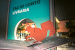 Este livro "Little Hazelnut" conta a incrível história de um esquilo que deixa cair uma preciosa avelã e com a queda de neve ela fica enterrada.