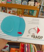 "Na barriga da minha mãe" é livro com capa dura e conta a história de uma menina que está cá fora à espera que o seu irmão/irmã venha ao mundo durante todo o tempo de gestação do bebé.