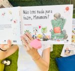 “Não tens nada para fazer, minimoni?” é outro álbum ilustrado da autora Rocio Bonilla. Aborda o tema do aborrecimento quando temos todos os dias da semana programados, exceto o domingo.