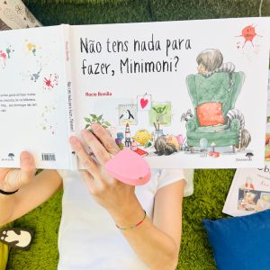 “Não tens nada para fazer, minimoni?” é outro álbum ilustrado da autora Rocio Bonilla. Aborda o tema do aborrecimento quando temos todos os dias da semana programados, exceto o domingo.