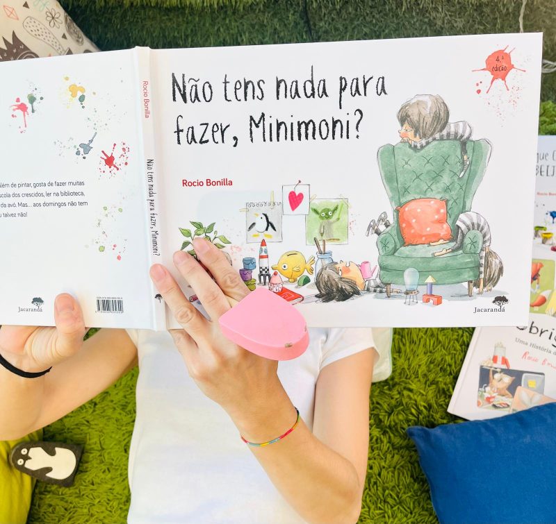“Não tens nada para fazer, minimoni?” é outro álbum ilustrado da autora Rocio Bonilla. Aborda o tema do aborrecimento quando temos todos os dias da semana programados, exceto o domingo.