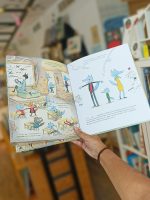 “O meu primeiro dia de escola” é sobre um lobinho que quer ir para a escola dos animais mas os pais pressionam-lhe a ir para a escola dos lobos, para aprender a ser assustador e forte!