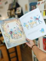 “O meu primeiro dia de escola” é sobre um lobinho que quer ir para a escola dos animais mas os pais pressionam-lhe a ir para a escola dos lobos, para aprender a ser assustador e forte!